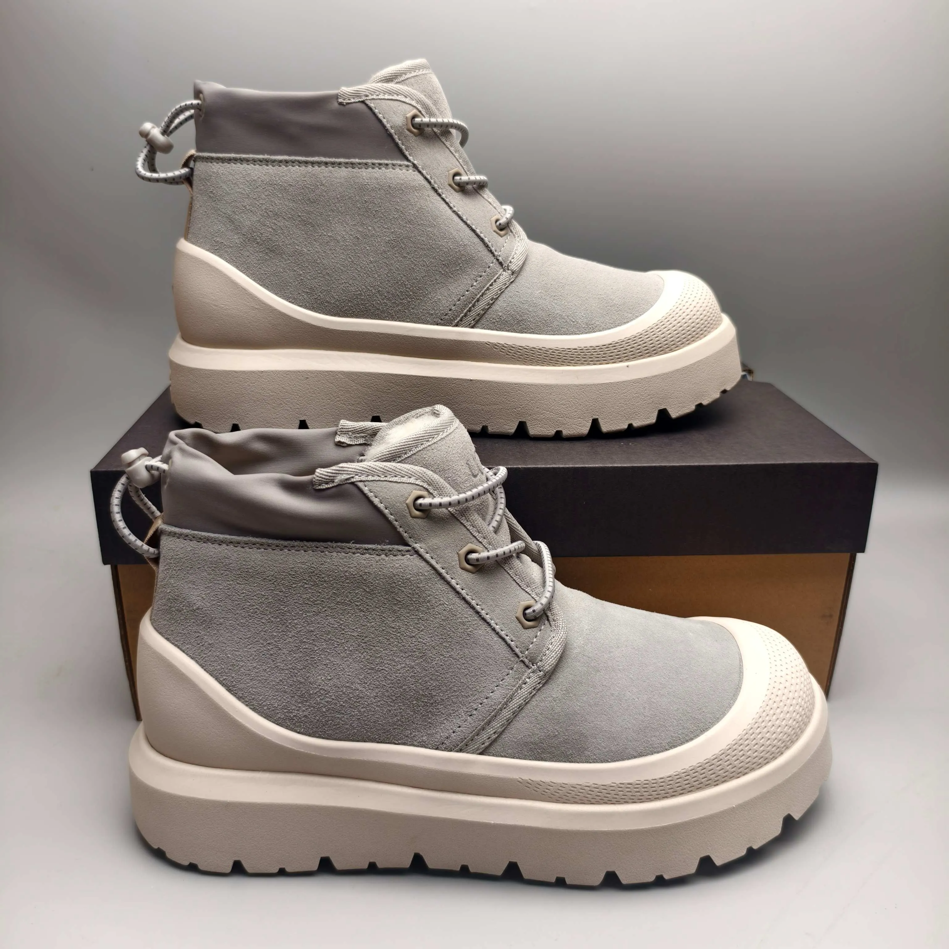 Couple model 👫 💰560 UGG sheepskin all-in-one snow boots 3991 Tasman Weather Hybrid snow boots 👢 Wang Yibo's same 👏 classic Tasman shoe model is added with a large orange sole, functional color contrast design, environmentally friendly waterproof and snowproof material, which is both fashionable and functional. At the same time, it is paired with the new UGG Keen furry color-blocking jacket. Bright orange and maroon collide to create a new light outdoor style and open up a new travel experience in early autumn! Using the best materials, the 17mm fur integrated surface is warmer and breathable, and the outsole is upgraded to a lightweight and wear-resistant light wing technology outsole!  Color: Black White Red Blue Light Gray Dark Gray Military Green Yellow Size: 35-45